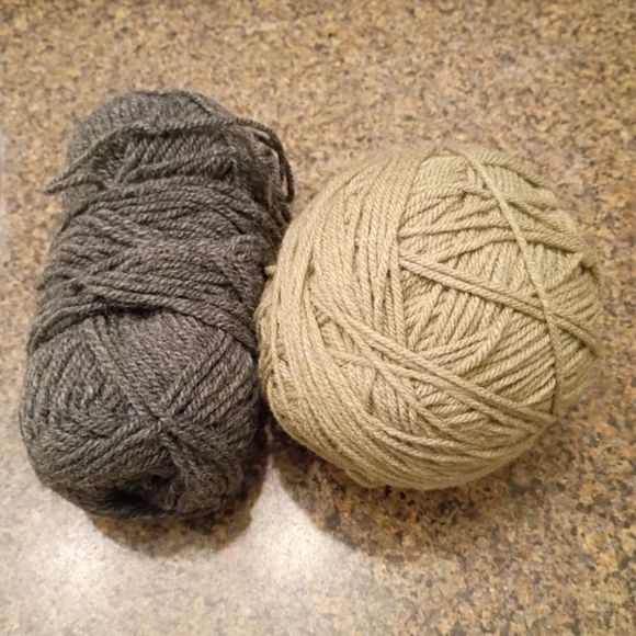 Source Unknown Green and Gray Yarn Set - Picture 2 of 2